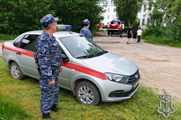 В Бурятии росгвардейцы помогли эвакуировать людей из горящего дома