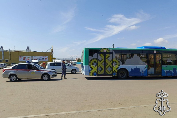 В Улан-Удэ на остановке общественного транспорта росгвардейцы задержали хулигана