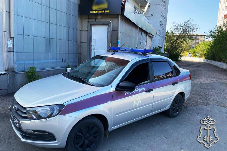 В Улан-Удэ росгвардейцы вернули родителям убежавшего из дома мальчика