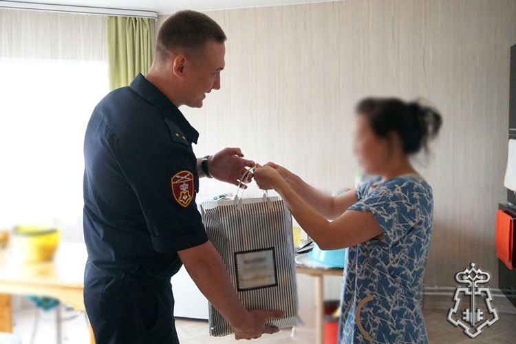 В Бурятии сотрудники вневедомственной охраны Росгвардии поздравили подшефные семьи с праздником