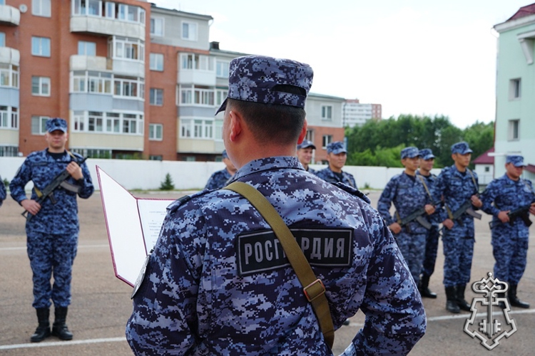 В Бурятии сотрудники вневедомственной охраны Росгвардии торжественно приняли присягу