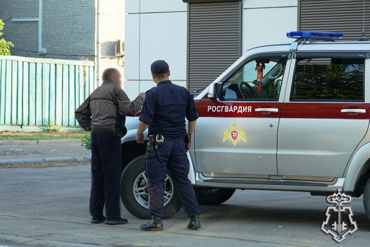 В Улан-Удэ росгвардейцы задержали мужчин с наркотиками