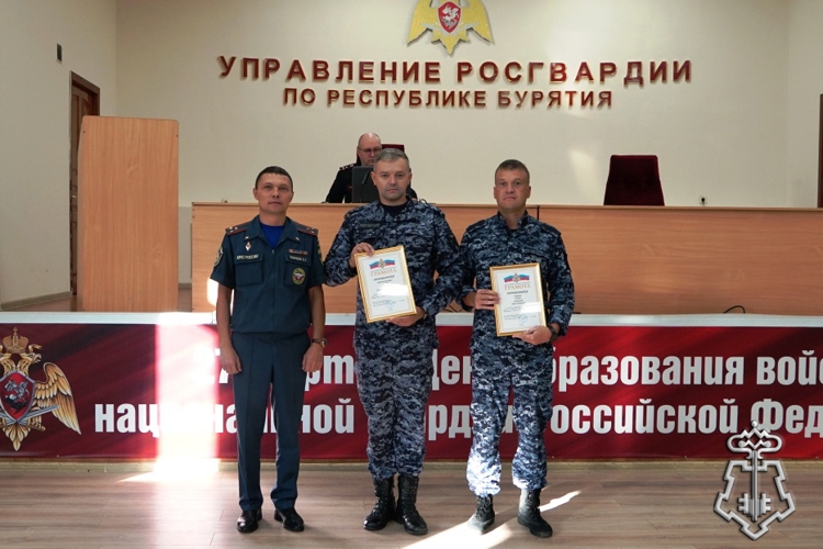 В Улан-Удэ сотрудников вневедомственной охраны Росгвардии наградили за спасение на пожаре