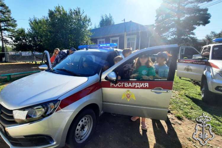 В Бурятии росгвардейцы проводят занятия с детьми