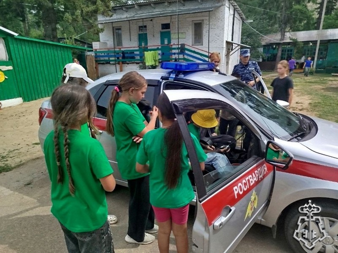 В Бурятии сотрудники Росгвардии провели патриотический урок в летнем лагере