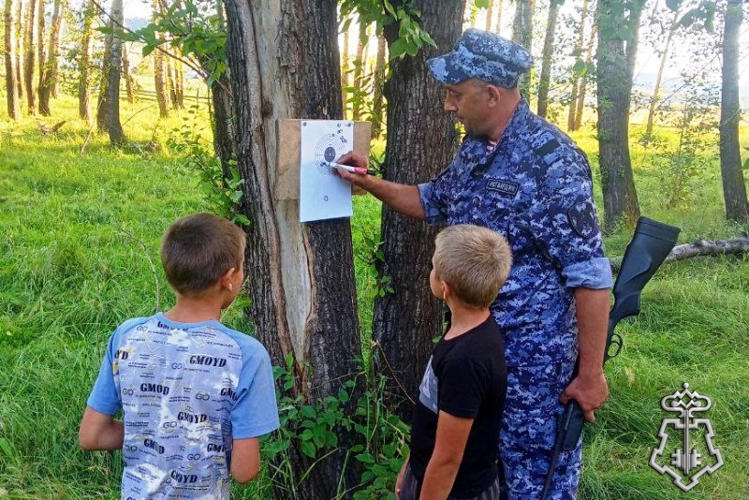 В Бурятии росгвардейцы проводят занятия с детьми