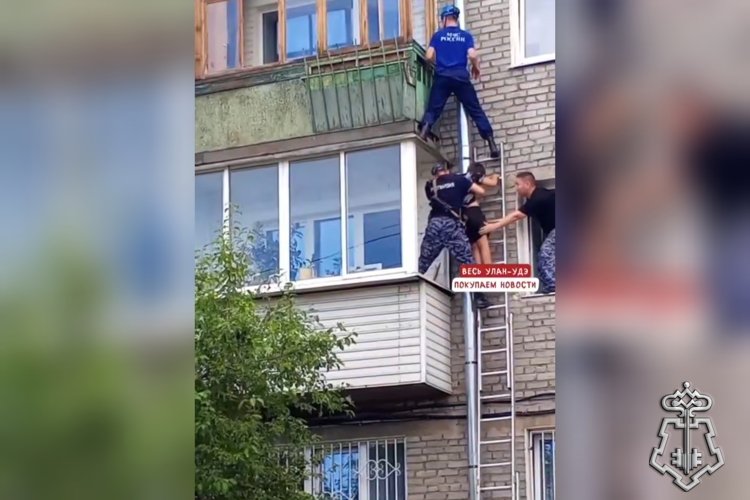 В Улан-Удэ  сотрудники Росгвардии помогли ребёнку спуститься с многоэтажного дома