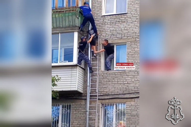 В Улан-Удэ  сотрудники Росгвардии помогли ребёнку спуститься с многоэтажного дома