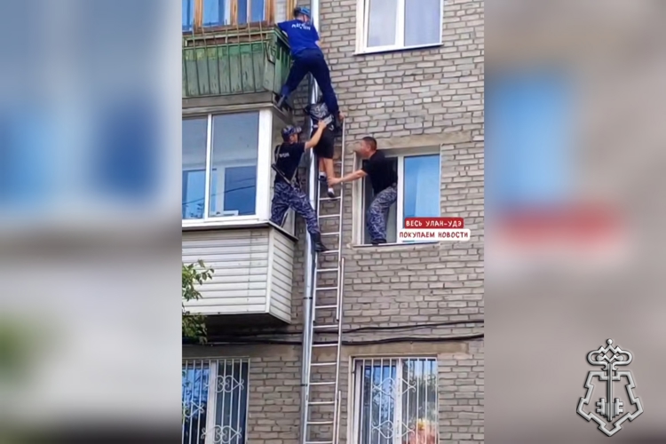 В Улан-Удэ  сотрудники Росгвардии помогли ребёнку спуститься с многоэтажного дома
