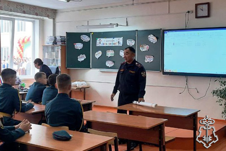 Сотрудники вневедомственной охраны поздравили кадетов подшефного класса в Улан-Удэ