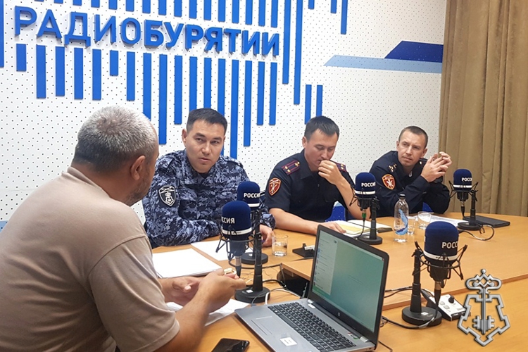 Офицеры Росгвардии выступили в прямом эфире радио ГТРК «Бурятия»