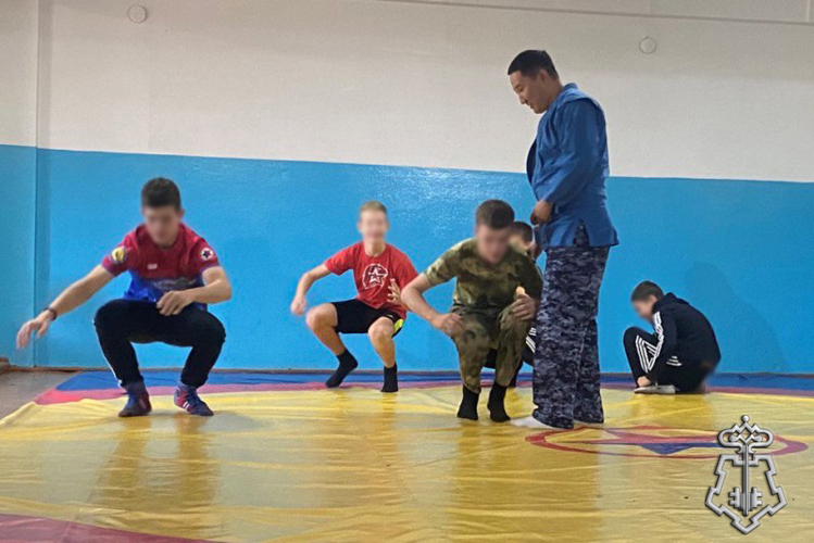 Росгвардеец провел занятие для подшефного класса в Улан-Удэ