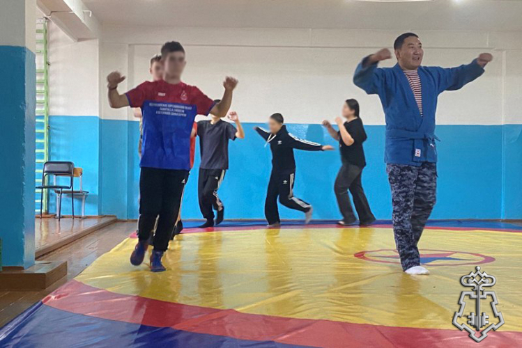 Росгвардеец провел занятие для подшефного класса в Улан-Удэ