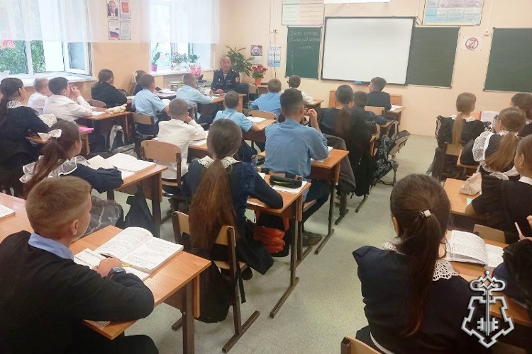 В Бурятии сотрудники вневедомственной охраны Росгвардии провели уроки мужества в школах