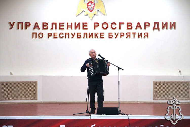 В Бурятии росгвардейцы поздравили ветеранов войск правопорядка