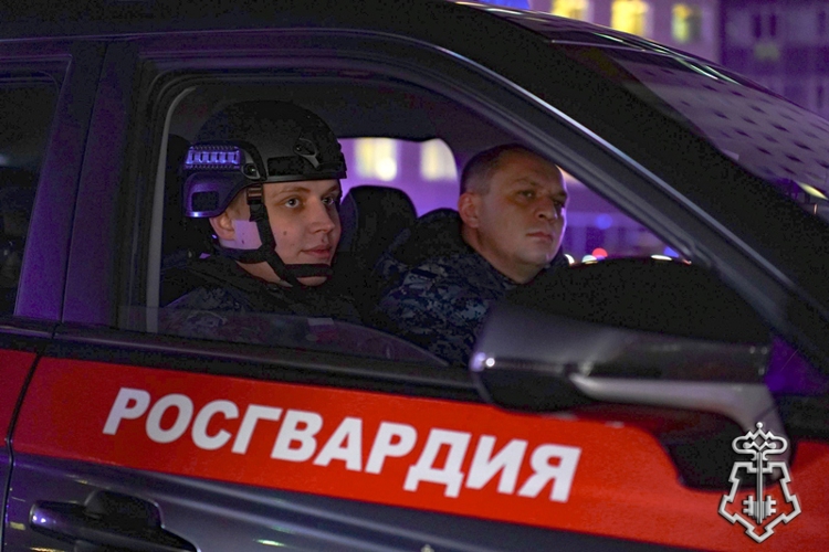 Сотрудники вневедомственной охраны Бурятии приняли участие во флешмобе единства народов России (видео)