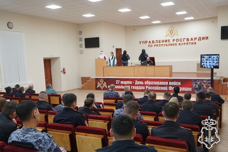 Безопасного Нового года пожелали сотрудникам вневедомственной охраны Дед Мороз и Снегурочка