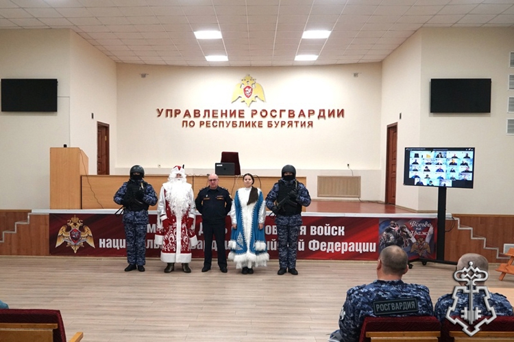Безопасного Нового года пожелали сотрудникам вневедомственной охраны Дед Мороз и Снегурочка