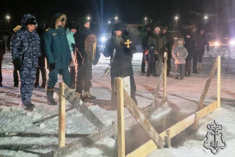 В Бурятии сотрудники вневедомственной охраны Росгвардии приняли участие в крещенских купаниях 