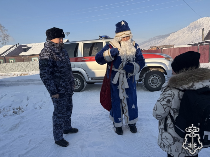 В Бурятии сотрудники вневедомственной охраны поздравили с праздником детей, тружеников тыла и ветеранов службы
