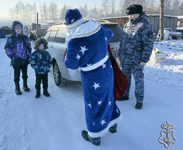 В Бурятии сотрудники вневедомственной охраны поздравили с праздником детей, тружеников тыла и ветеранов службы