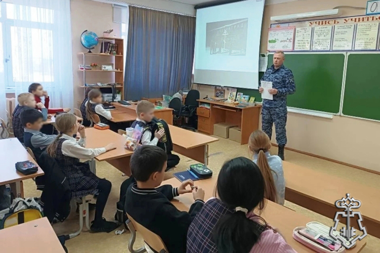 В районах Бурятии росгвардейцы провели уроки мужества ко Дню снятия блокады Ленинграда