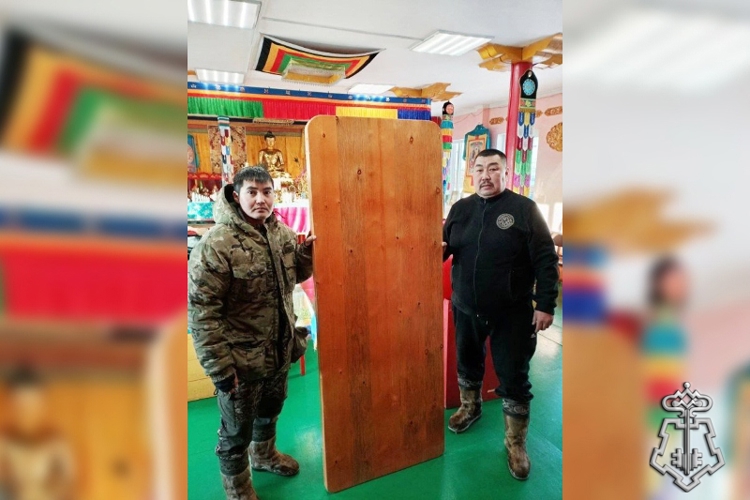 Сотрудники вневедомственной охраны Росгвардии сделали подарок дацану в канун Белого месяца