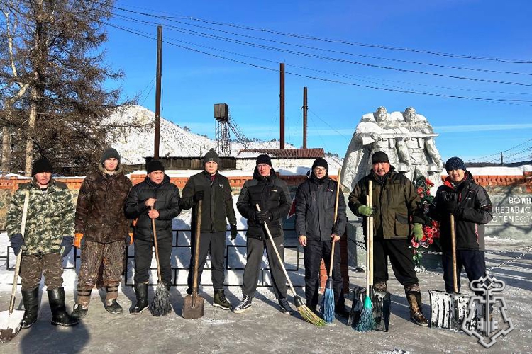 В Баунтовском районе росгвардейцы и школьники очистили от снега военный мемориал
