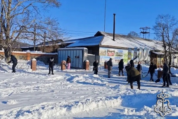 В Баунтовском районе росгвардейцы и школьники очистили от снега военный мемориал