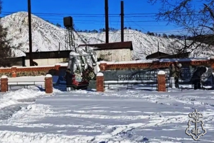 В Баунтовском районе росгвардейцы и школьники очистили от снега военный мемориал