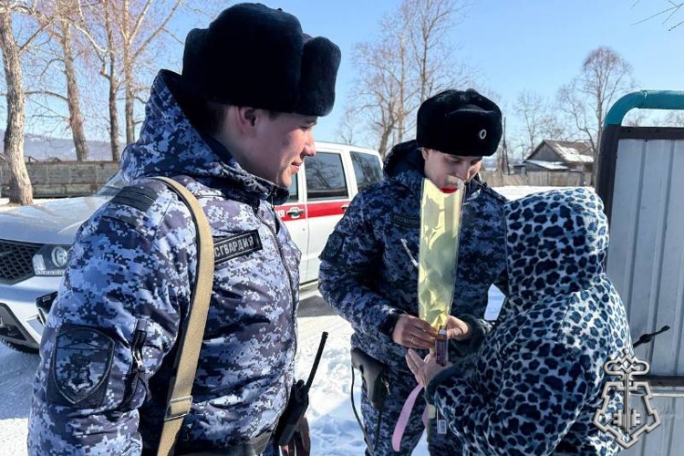 В Бурятии росгвардейцы поздравили женщин с наступающим 8 марта 