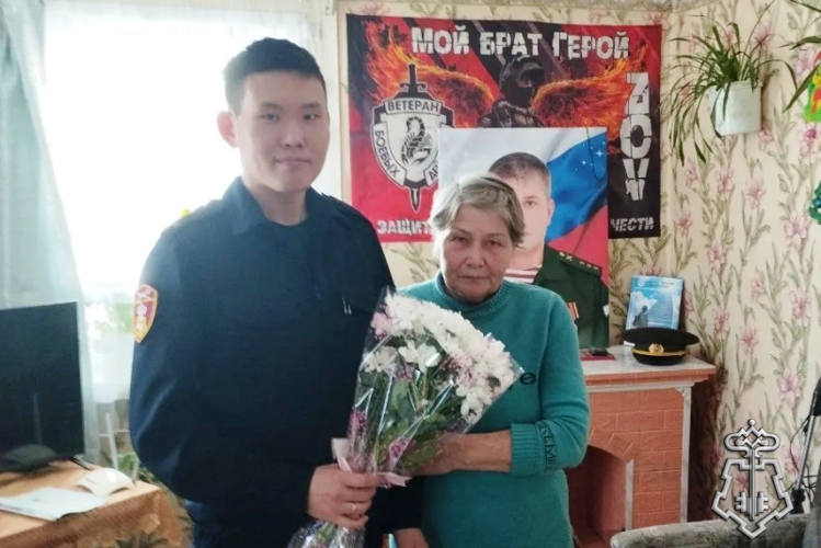 В Бурятии росгвардейцы поздравили женщин с наступающим 8 марта 