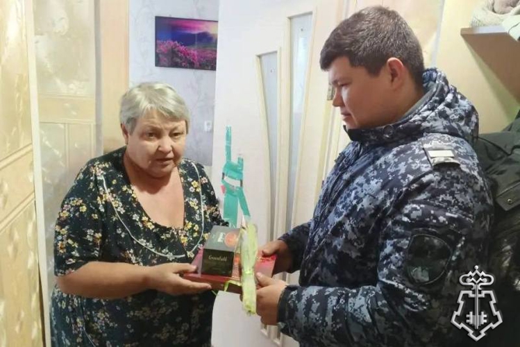 В Бурятии росгвардейцы поздравили женщин с наступающим 8 марта