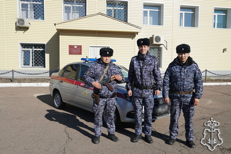 Жительница Улан-Удэ поблагодарила росгвардейцев за спасение имущества