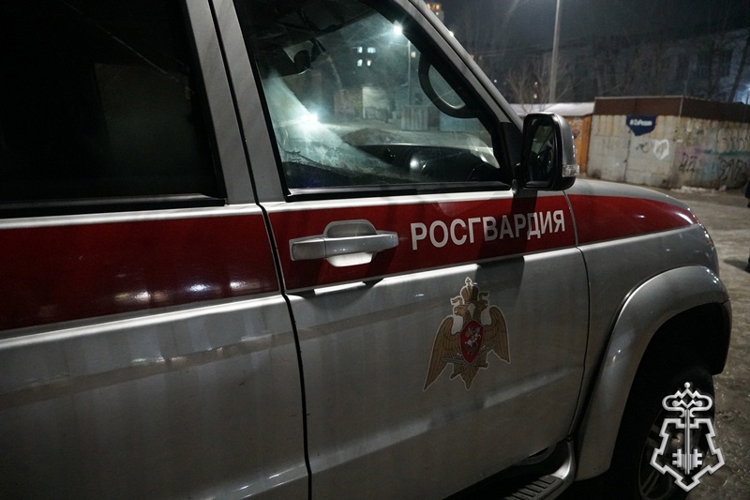 В Улан-Удэ росгвардейцы помогли эвакуироваться жильцам из горящего дома