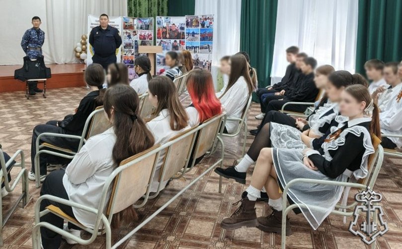 В преддверии Дня Победы в Баунтовском районе сотрудники вневедомственной охраны провели для старшеклассников урок мужества 