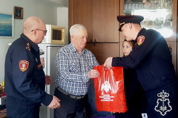 Ветеранов службы и детей войны поздравили росгвардейцы в Бурятии