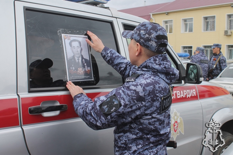 В Бурятии сотрудники Росгвардии присоединились к акции «Бессмертный автополк»