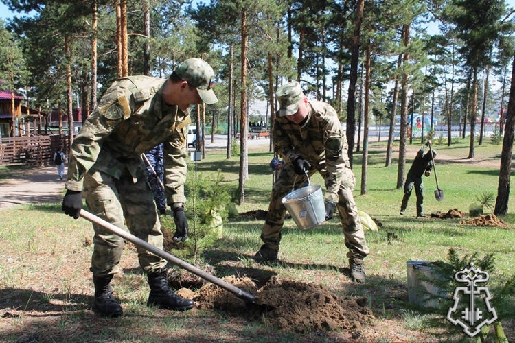 Росгвардейцы Бурятии заложили новую аллею в парке «Юбилейный»