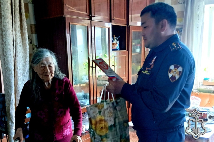 Ветеранов службы и детей войны поздравили росгвардейцы в Бурятии