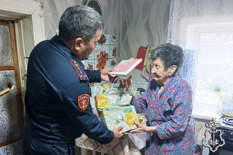 Ветеранов службы и детей войны поздравили росгвардейцы в Бурятии