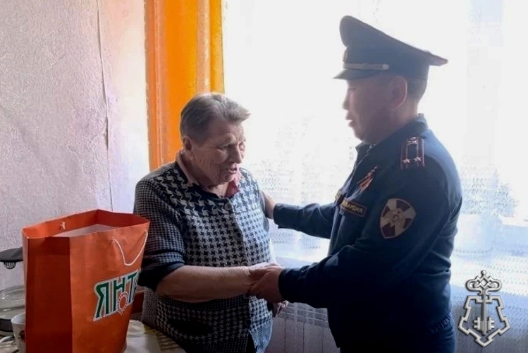 Ветеранов службы и детей войны поздравили росгвардейцы в Бурятии