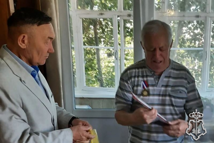 В Улан-Удэ росгвардейцы поздравили с 85-летним юбилеем ветерана вневедомственной охраны