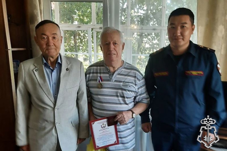 В Улан-Удэ росгвардейцы поздравили с 85-летним юбилеем ветерана вневедомственной охраны