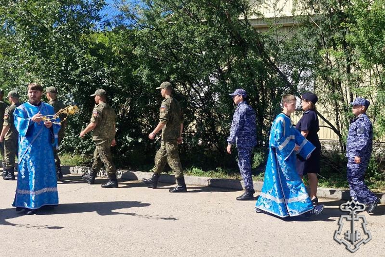 В Улан-Удэ росгвардейцы приняли участие в крестном ходе