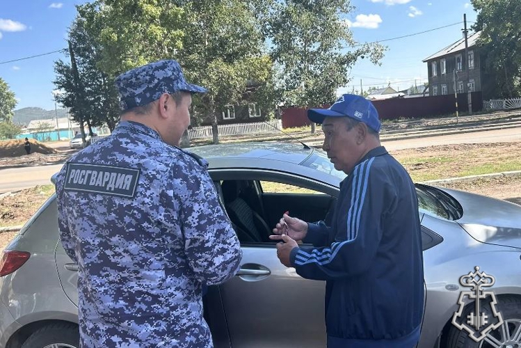 В Бурятии росгвардейцы развернули триколор ко Дню Государственного флага России