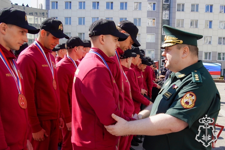 Заместитель директора Росгвардии генерал-полковник Василий Сонин поздравил победителей Всероссийского конкурса профессионального мастерства «Лучший по профессии»