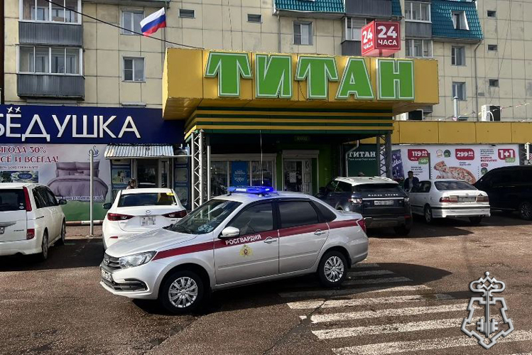 В Улан-Удэ росгвардейцы задержали подозреваемых в серии краж из продуктового магазина