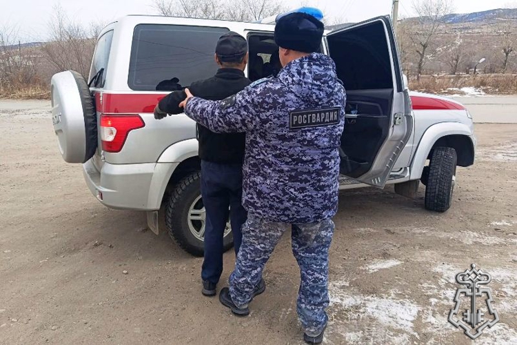 В Кяхте росгвардейцы задержали мужчину, находившегося в федеральном розыске