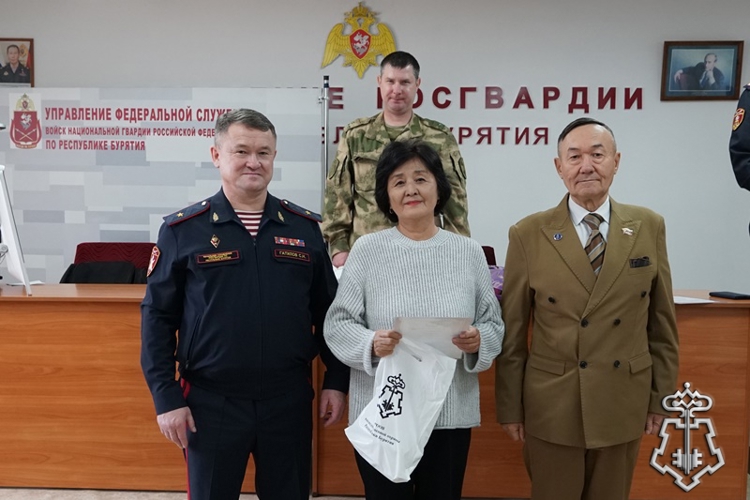 В Бурятии росгвардейцы поздравили ветеранов с Днем пожилого человека